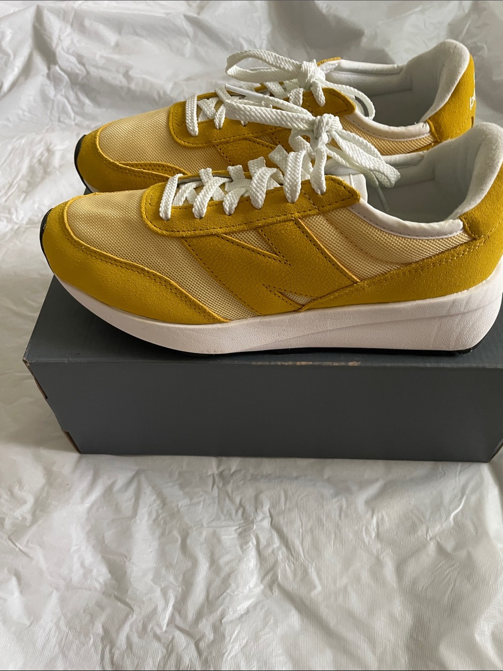 New Balance Yellow Beige Unisex Sneakers Sz-Men/ 8 1/2, Women 10 NWT - Picture 8 of 16